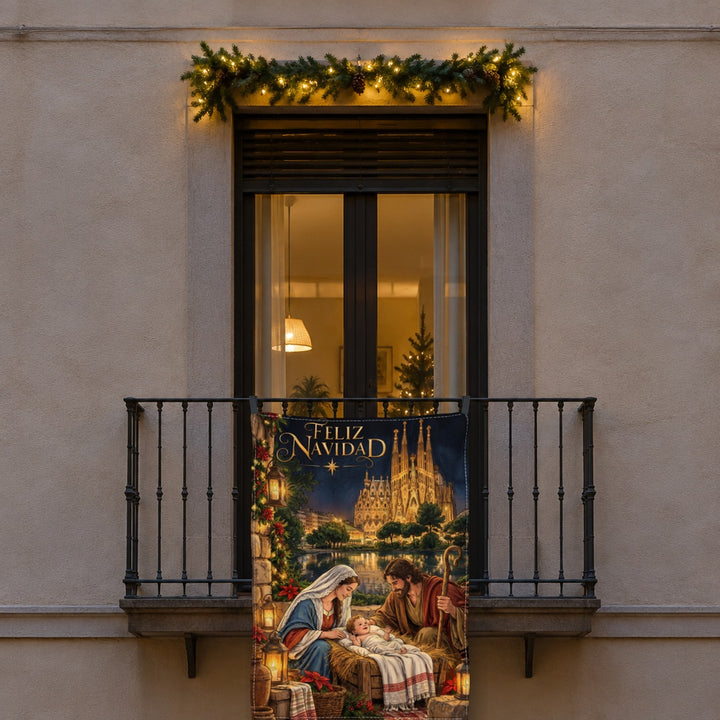 Balconera de Navidad Barcelona Sagrada Familia ilustrada colgada en una ventana | Banderas Porras