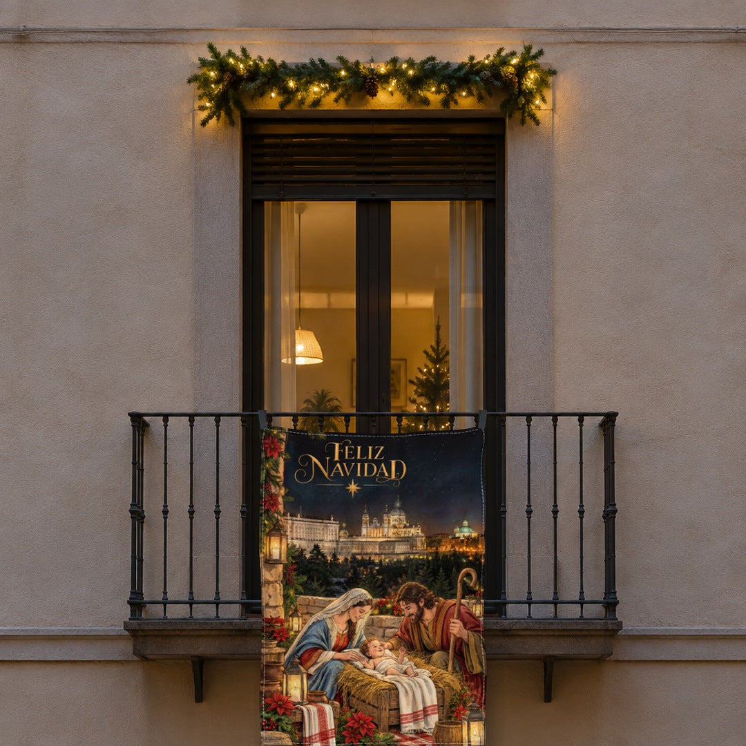 Balconera de Navidad Madrid modelo MAD2 (ilustrada) colgada en una ventana | Banderas Porras