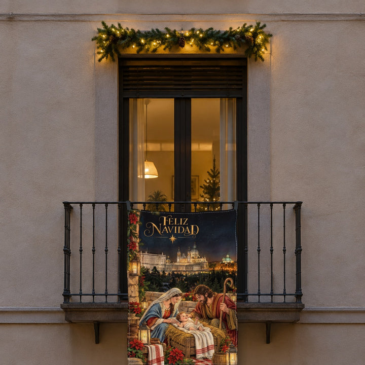 Balconera de Navidad Madrid modelo MAD2 (ilustrada) colgada en una ventana | Banderas Porras