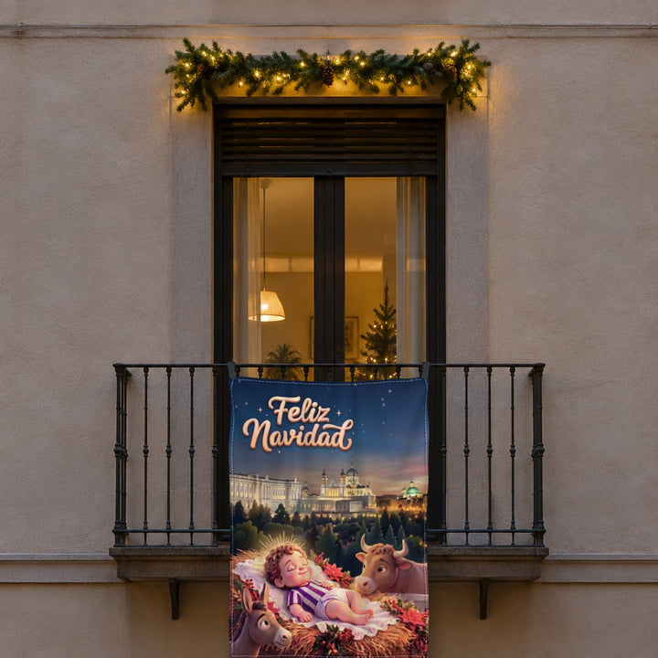 Balconera de Navidad Madrid modelo MAD4 (Niño Jesús morado y blanco) colgada en una ventana | Banderas Porras