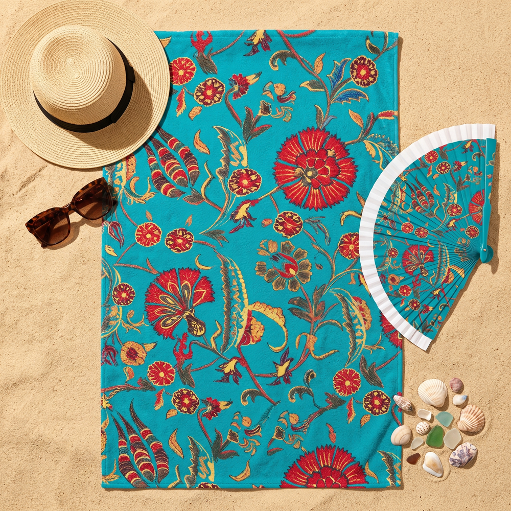 Flat lay toalla turquesa con abanico a juego, sombrero y gafas